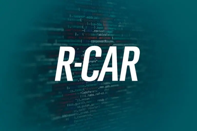 Close-up van gekleurde programmacode op een scherm, met in het midden een subtiele ‘R-CAR’ patroonstructuur die verwijst naar embedded softwareontwikkeling.