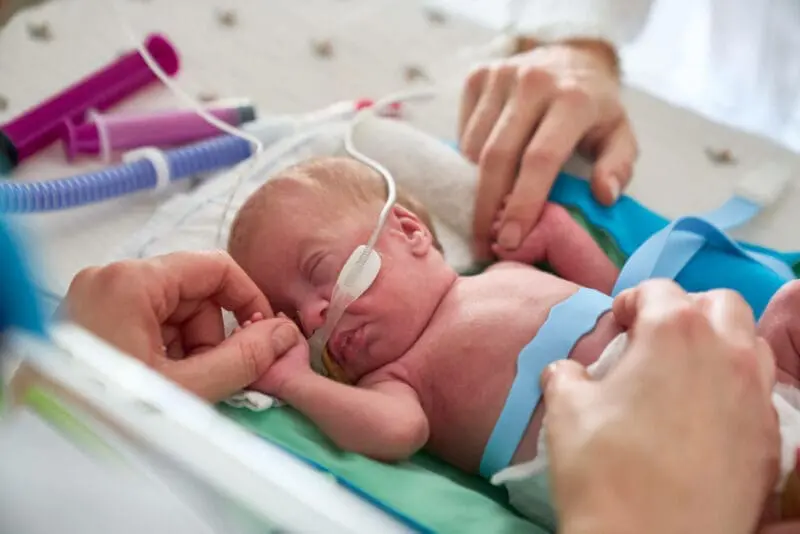 parents-touching-premature-baby-with-bambi-belt-and-nasal-canula
